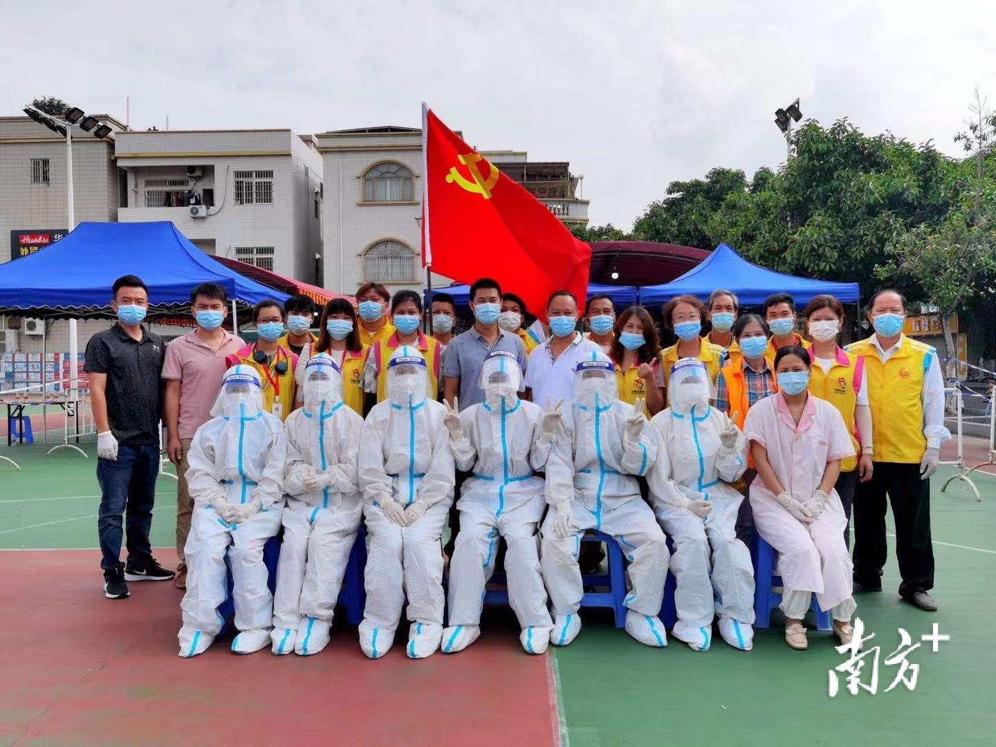 参与全员检测工作的黄圃镇医护人员、志愿者和党员干部。