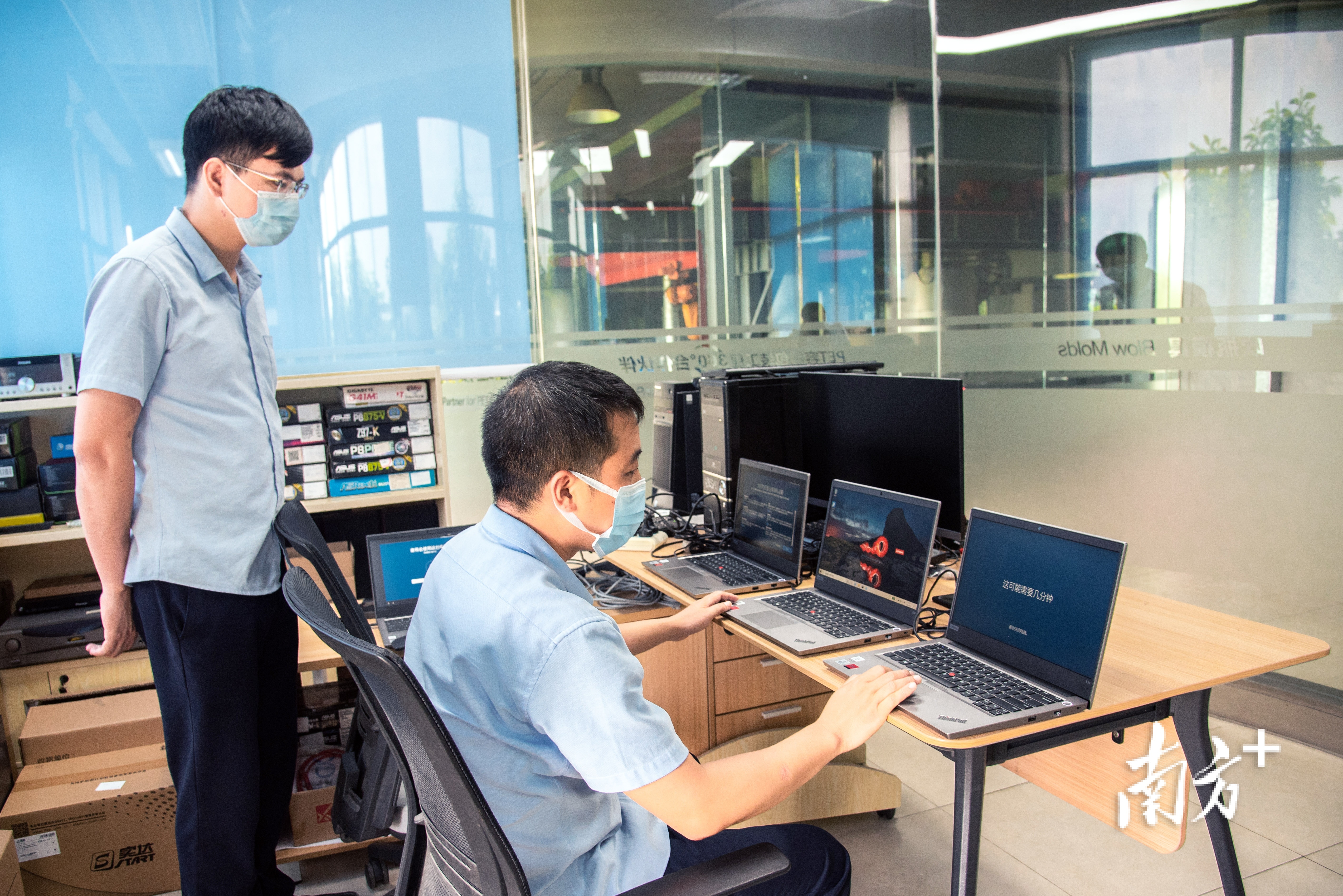 星联精密员工正在调试新电脑，这些电脑即将送往在封闭和封控区域居家隔离的员工。企业供图