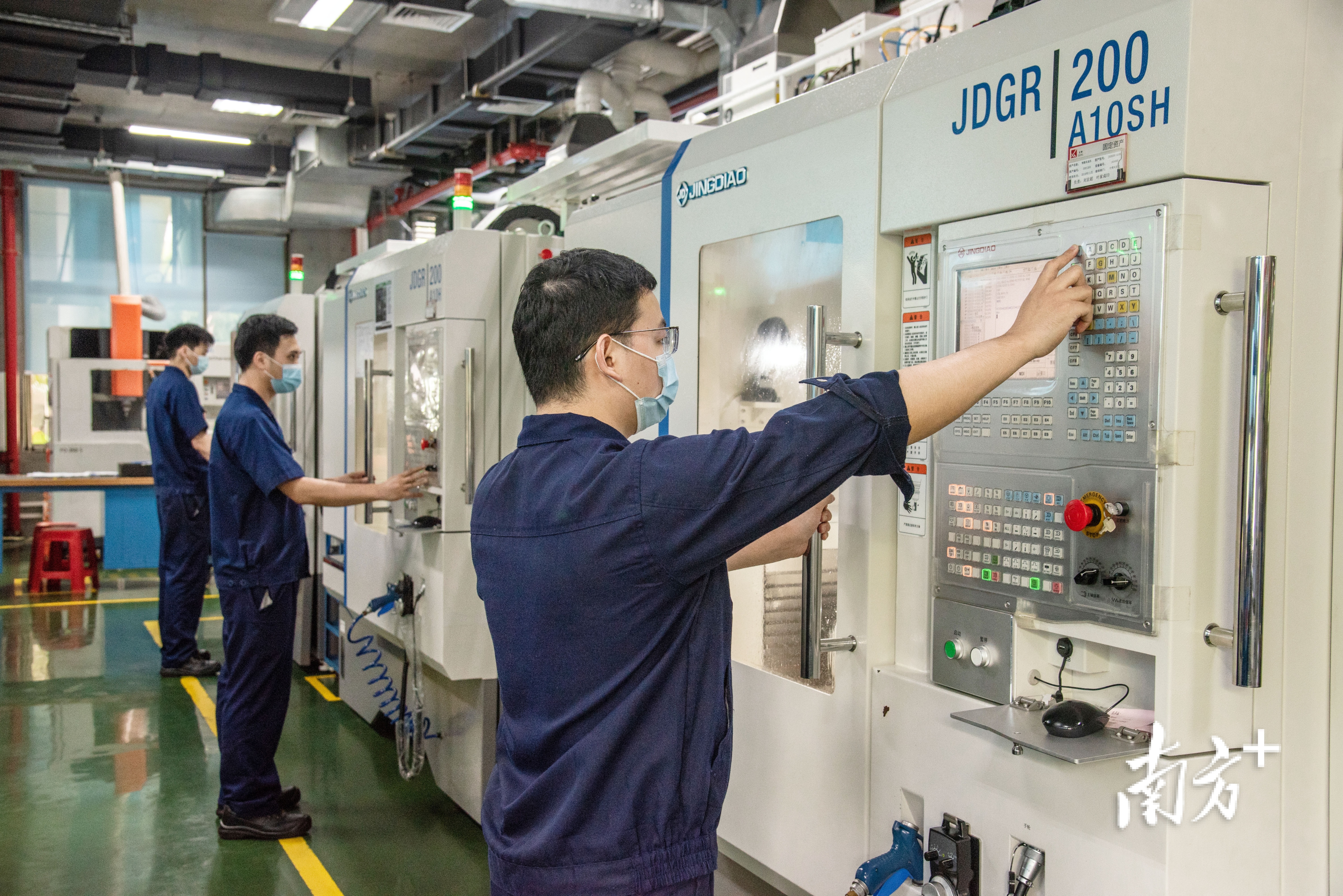 星联精密员工在佩戴口罩、保持安全距离的前提下投入生产。企业供图