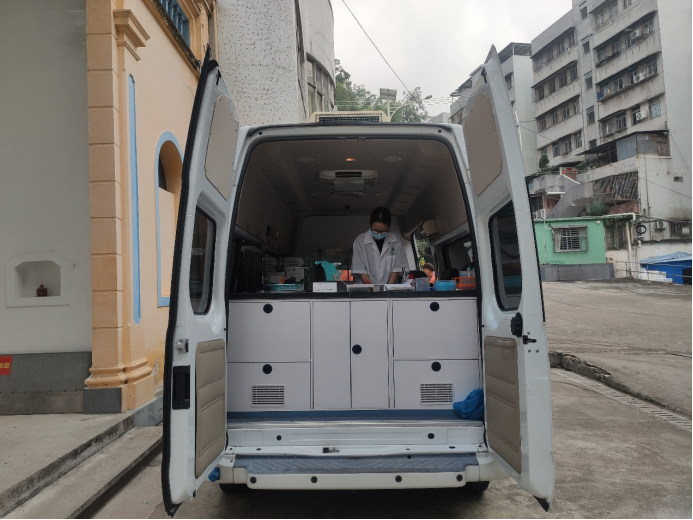 在棠下中学进行蔬菜肉类等食材快检。