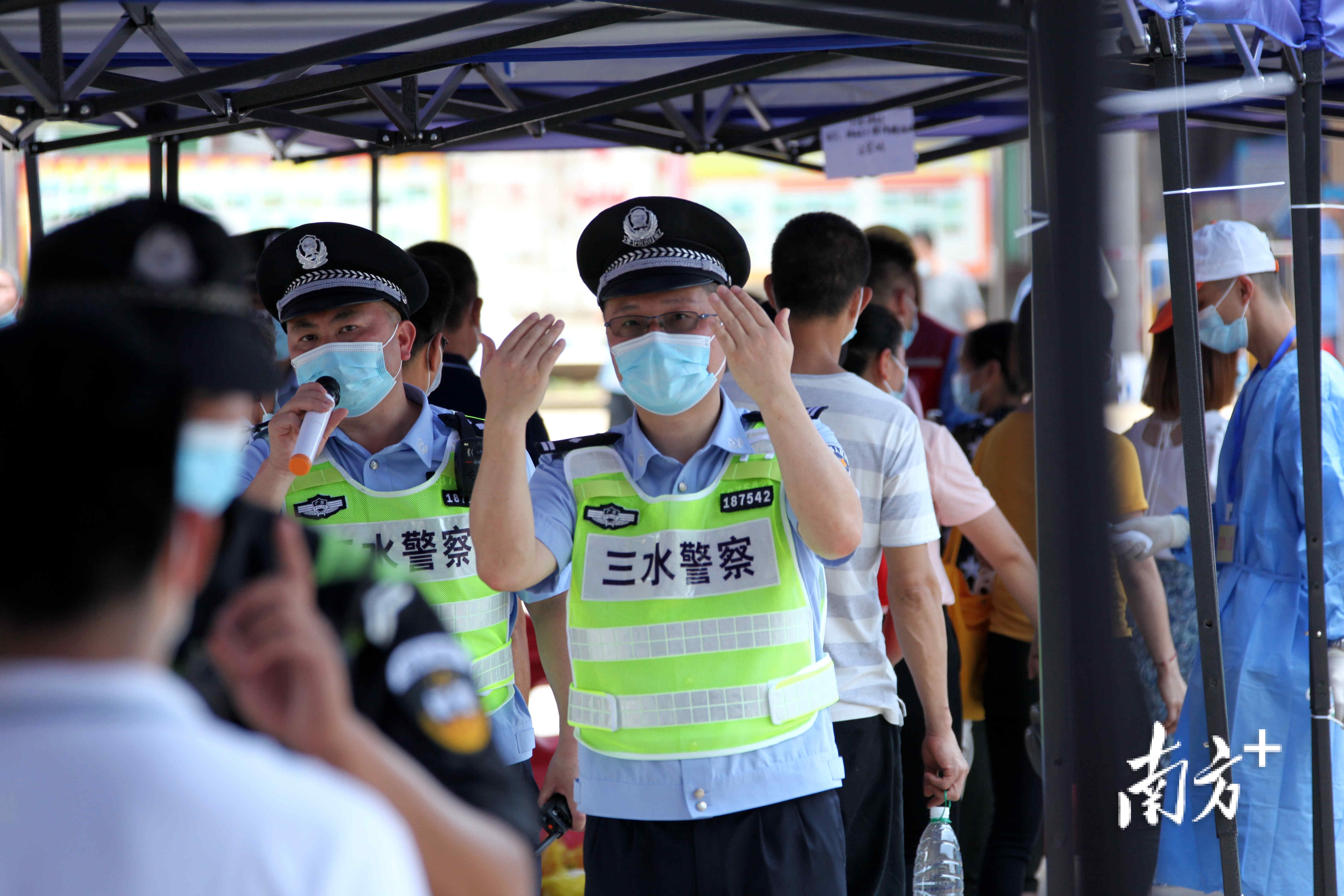 三水出动1471名公安民警现场维护秩序。图为公安民警在引导群众排队检测。三水公安供图