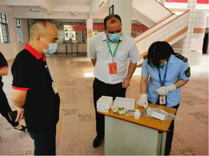 驻点人员在台山市第一中学进行实用农产品快检。