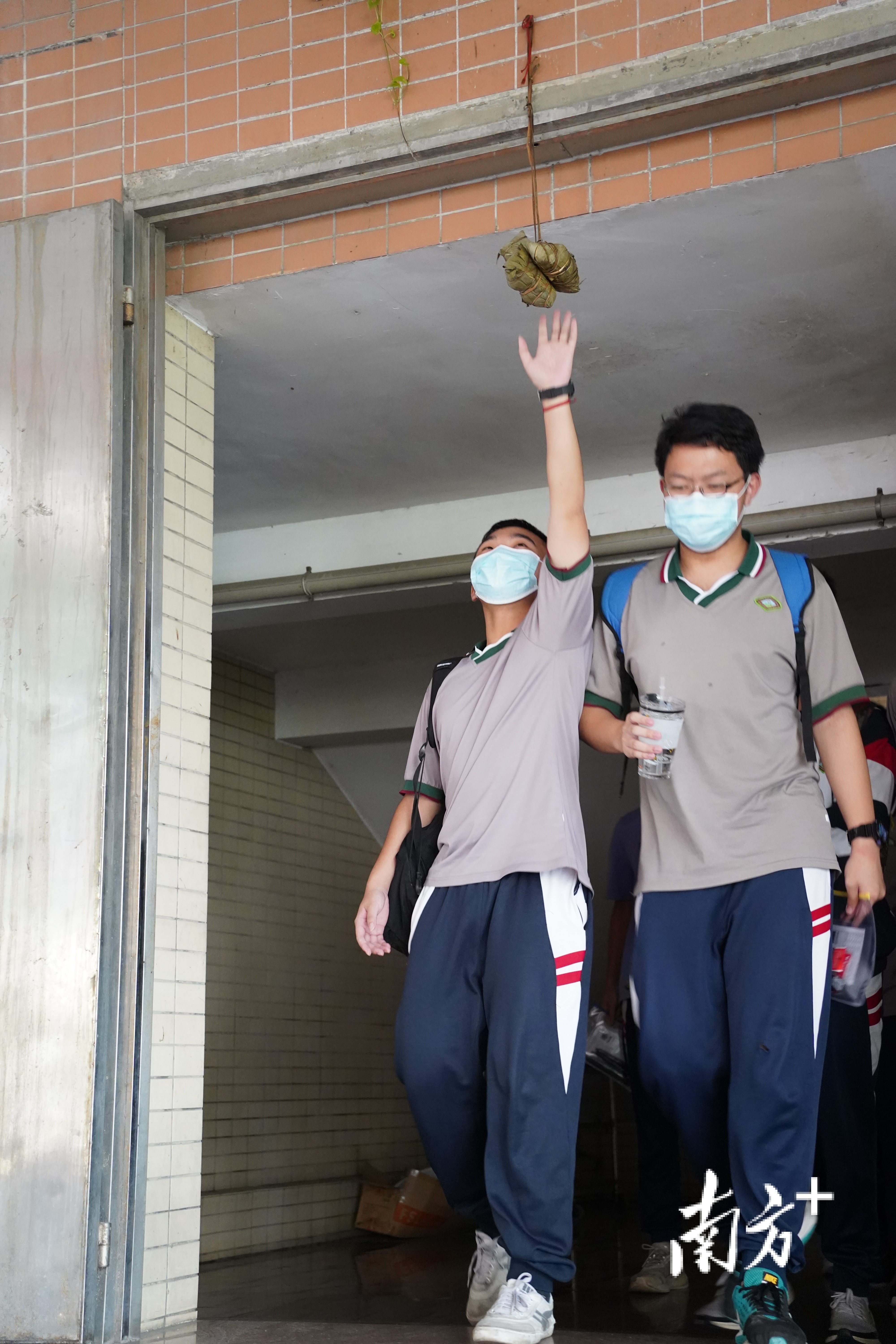 石门中学学子跃起触碰高挂的“吉祥粽”。校方供图