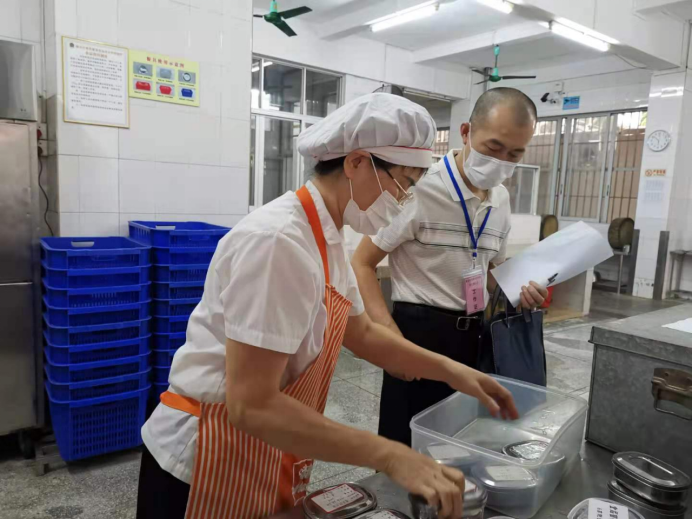 在新会第一中学开展高考供餐点食品安全保障驻点工作。