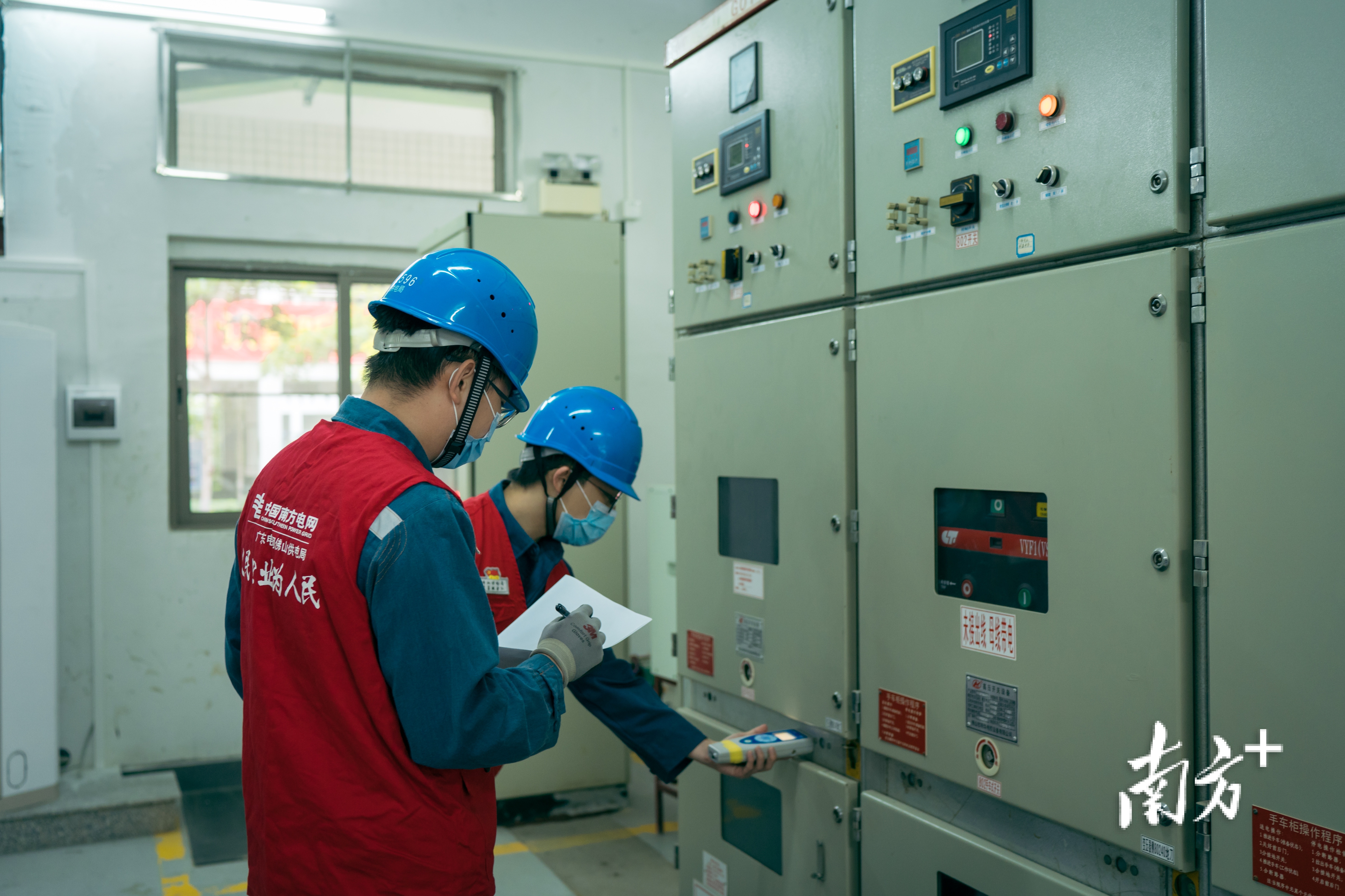 罗村供电所党员青年服务队检查供电设备。共青团佛山市委员会供图