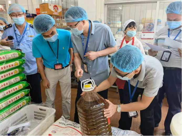 江门市、蓬江区两级市场监管局联合检查培英高级中学食堂。