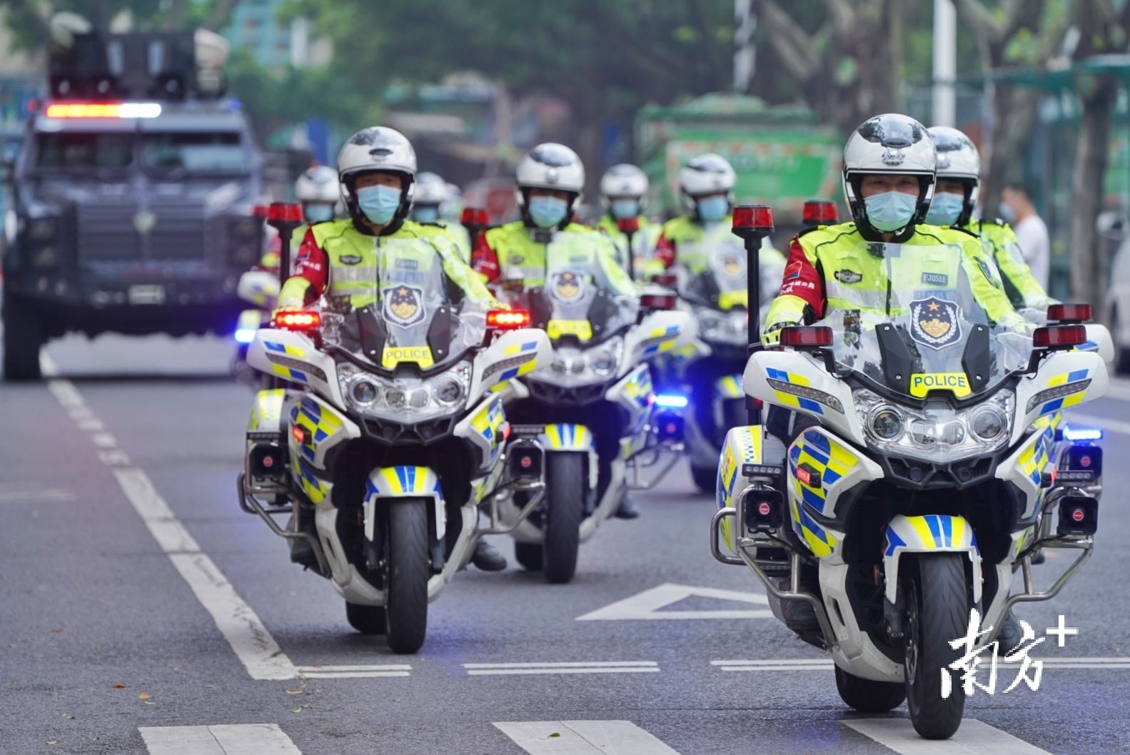 佛山交警护航高考。南方日报记者 戴嘉信 摄