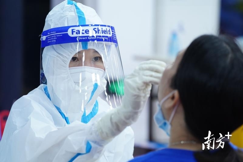 6月5日晚，佛山工人文化宫核酸监测点，医护工作者为市民进行核酸检测。南方日报记者 戴嘉信 摄