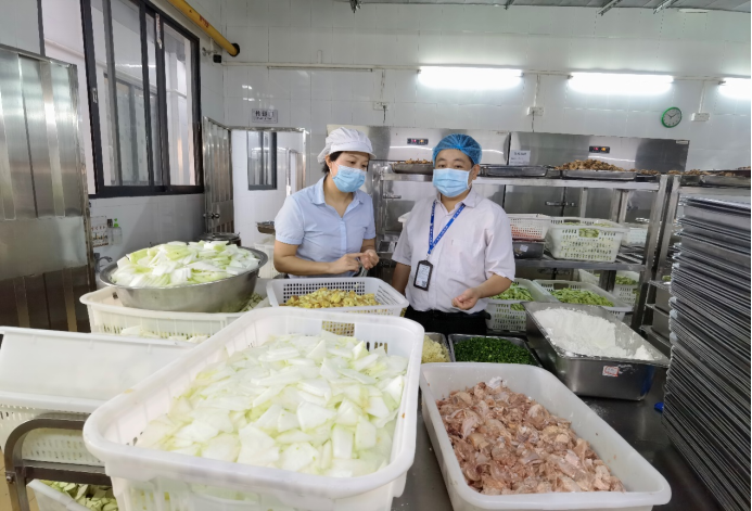 在江门一中考点，市场监管工作人员进行食品安全检查。