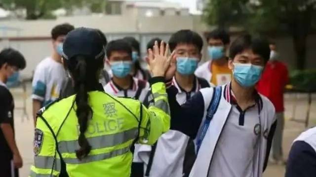 一位考生拍下他的身影，在朋友圈发布：“这辈子没这么感动过！”