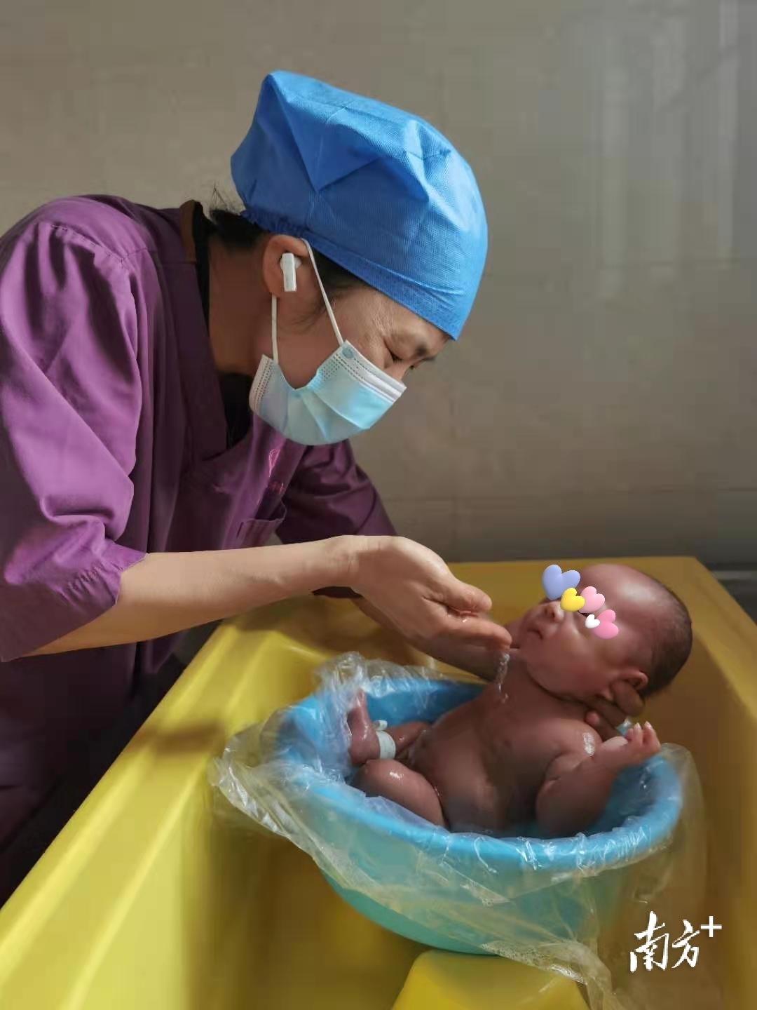 洗澡出院了,长到3020克,盆子都快装不下了。