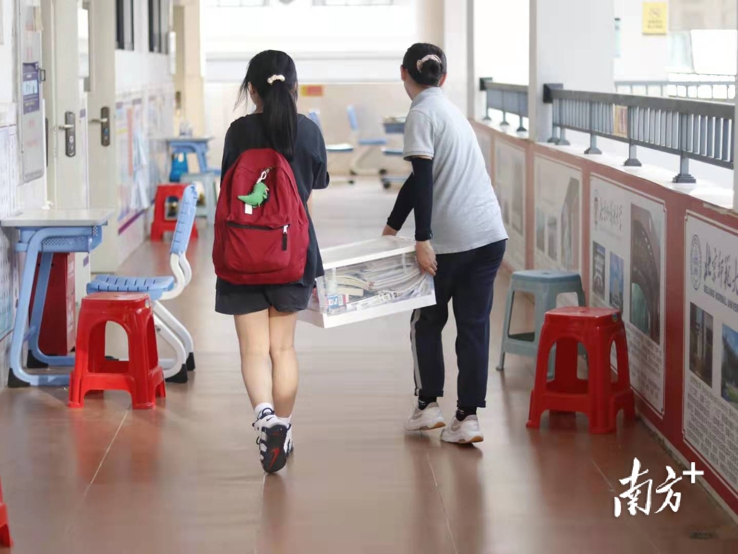 文明离校，惠州中学高三学生考试结束后打扫卫生。