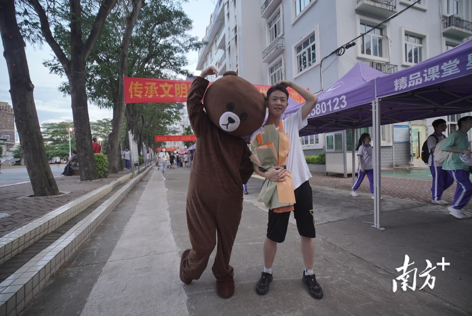  一位小姐姐以Cosplay的形式装扮成一只小熊，为参加完高考的弟弟送上特别的毕业礼。