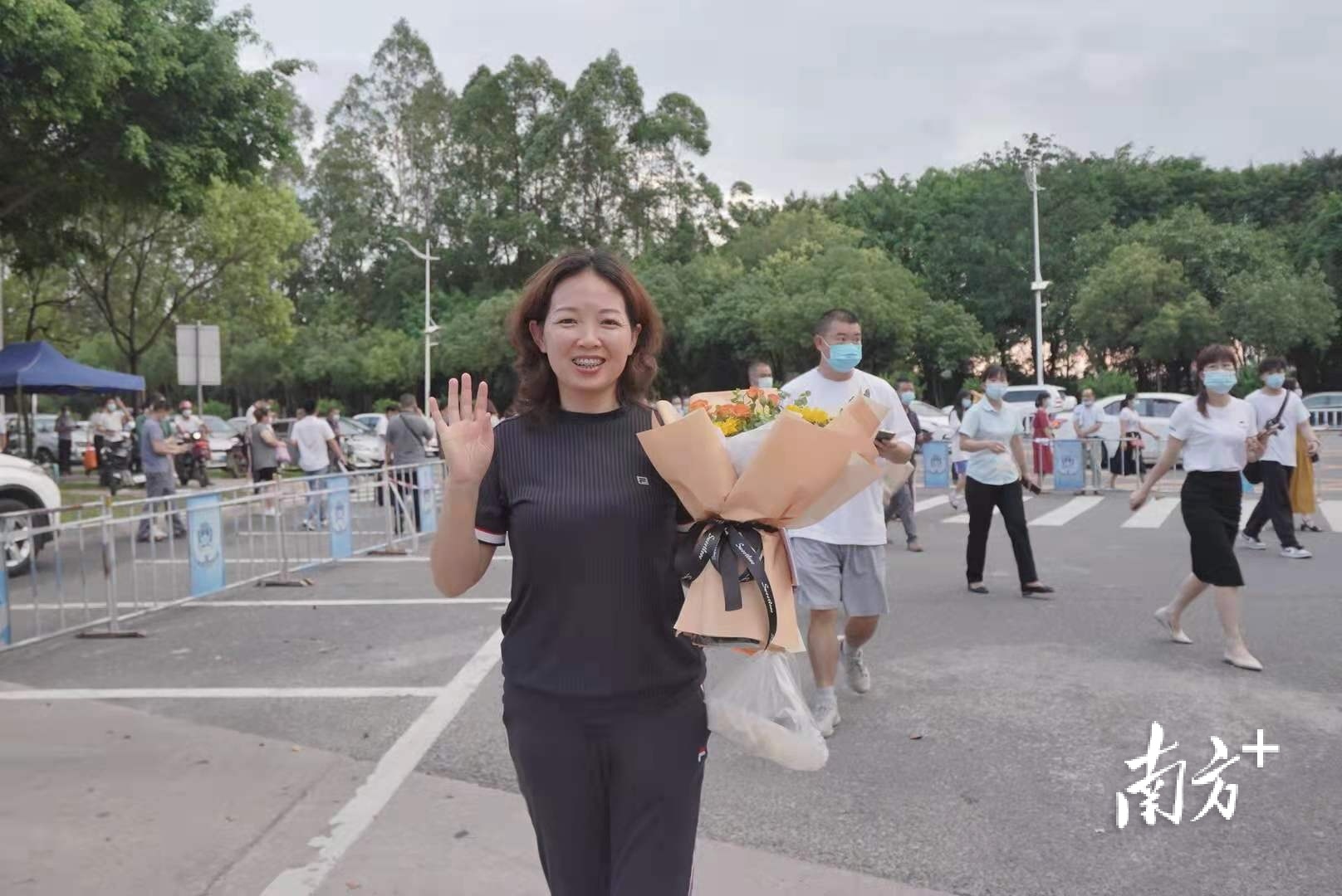  高考结束后，有父母、亲人、朋友带着鲜花来到在惠州市东江高级中学考点外迎接参加完高考的学生。