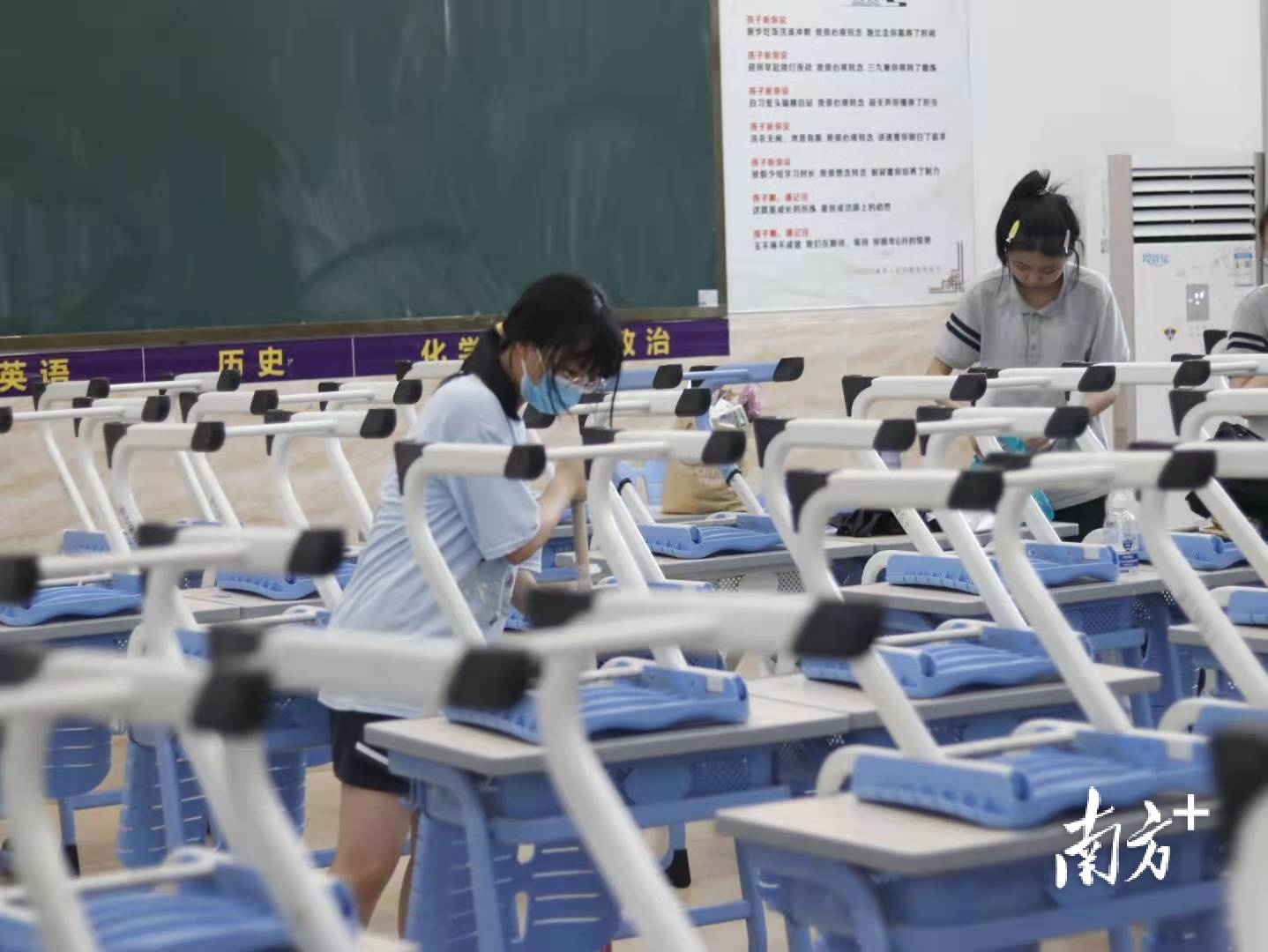 文明离校，惠州中学高三学生考试结束后打扫卫生。