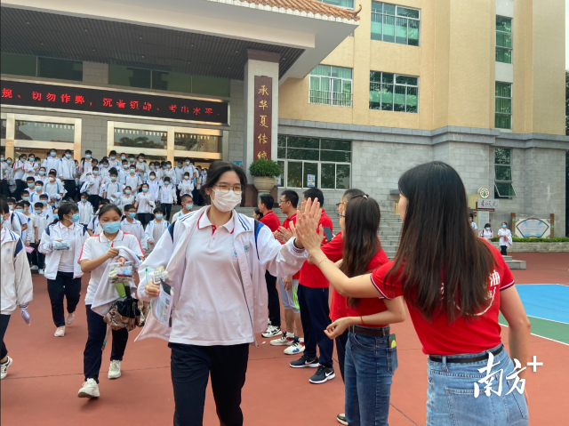 顺德容山中学的考生进入考场前和老师击掌打气。通讯员供图