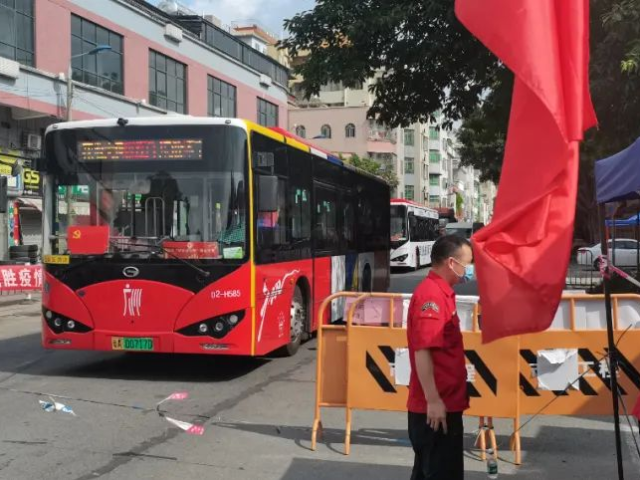 荔湾多了抹流动的红！27辆红色公交驶进管控区域，力撑防疫补给！
