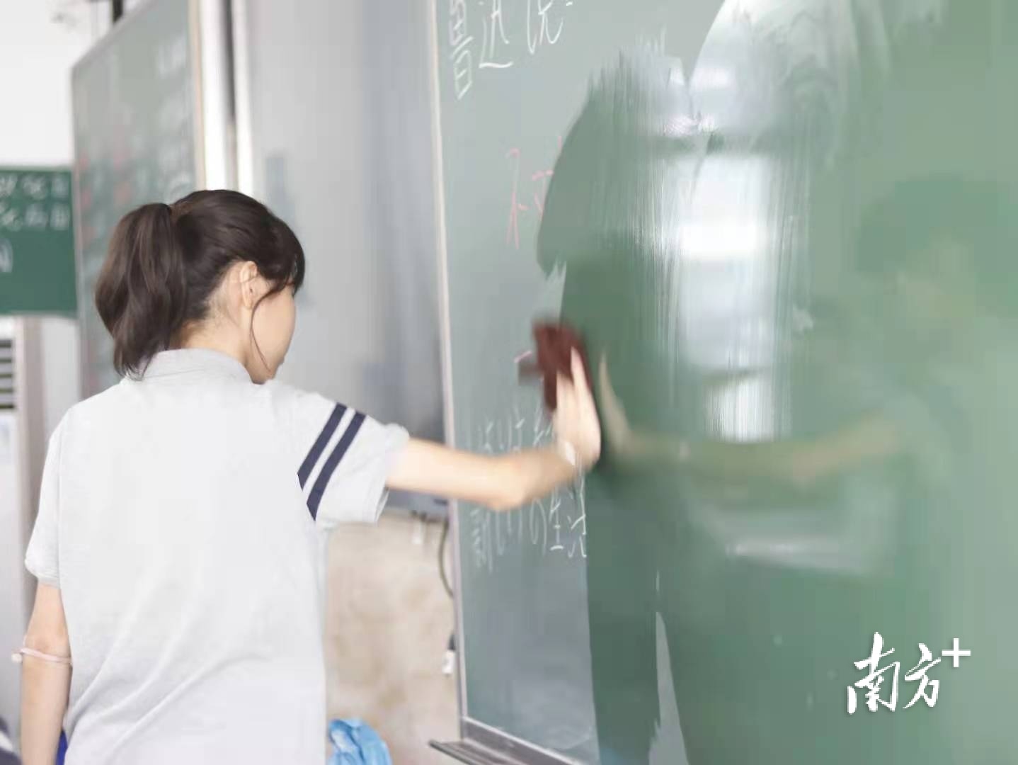 文明离校，惠州中学高三学生考试结束后打扫卫生。