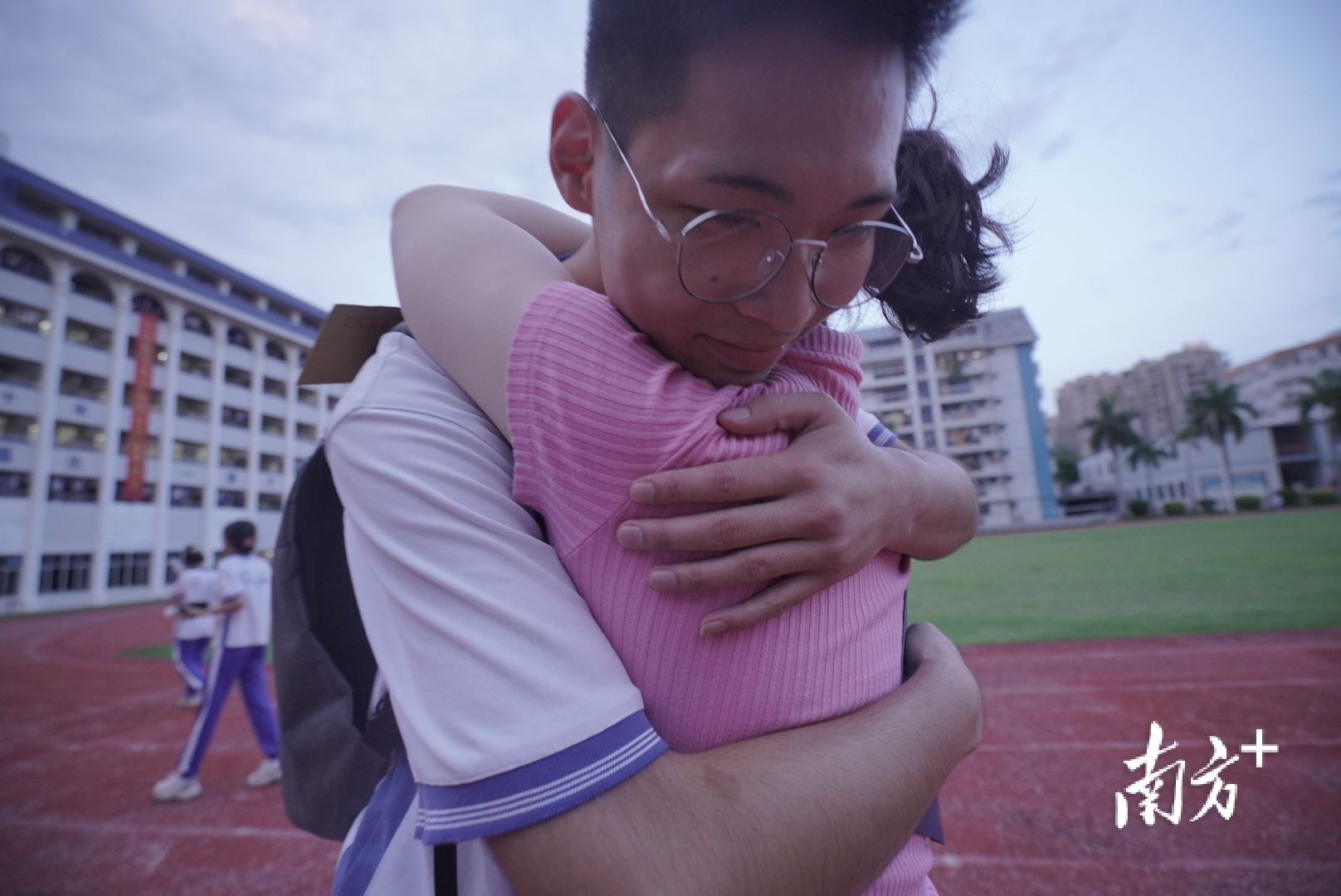  在惠州市东江高级中学的运动场上，班主任与学生拥抱告别，她把自己祝福的话写进了一封信中，希望每位学生都能直面内心，勇敢选择。