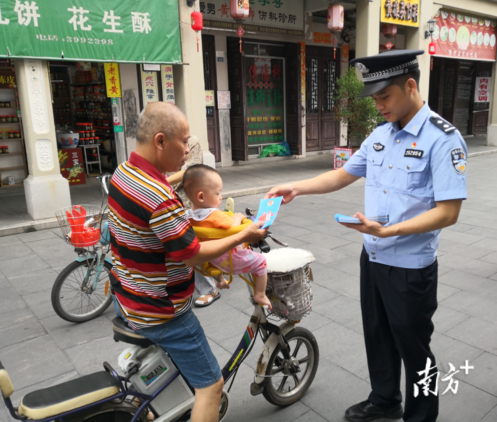 潮州公安民警引导市民下载反诈APP。
