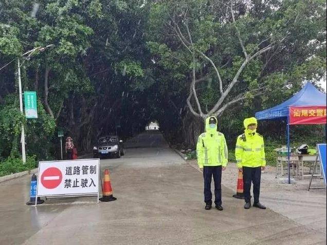 瞬间一：在辖区积水路段，执勤警力设置提示标牌，现场引导过往机动车安全有序通行。汕尾交警供图。