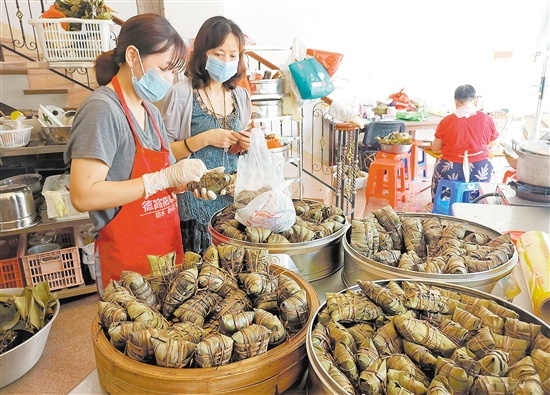 市民在选购粽子。传统手工包的粽子比较受欢迎。