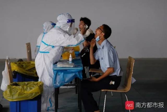 高考前，广州公交集团1200多名“疫情管控区域高考考生交通保障爱心服务车队”人员再次进行核酸检测。南都记者 何玉帅 摄