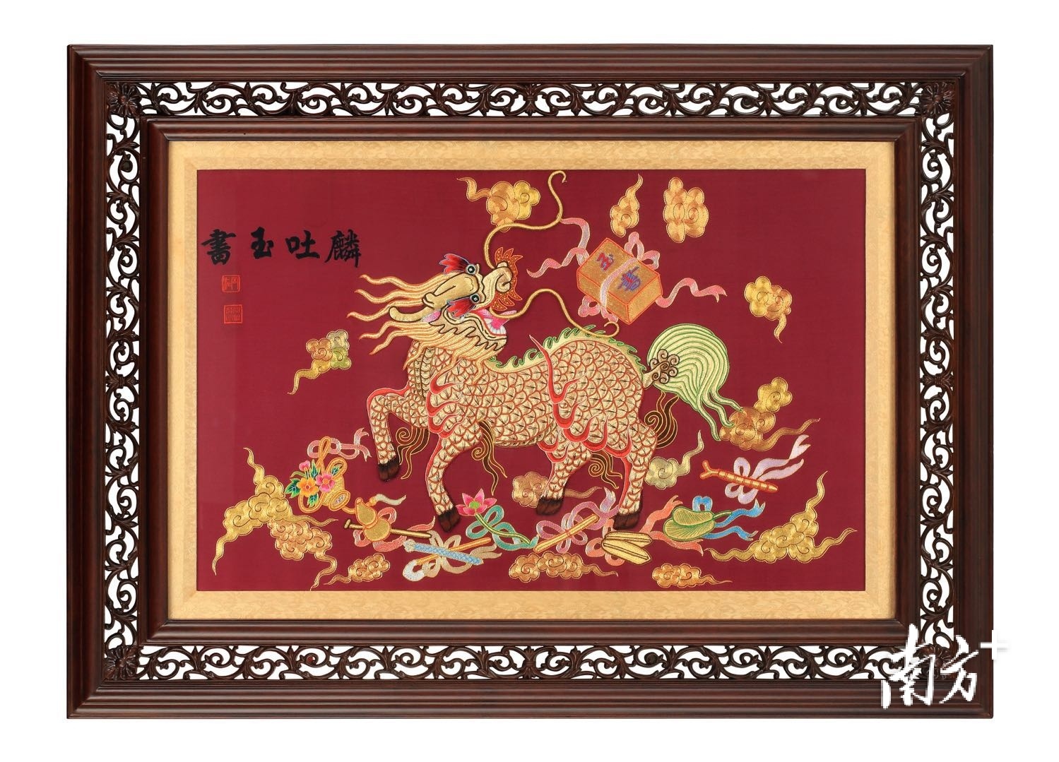 周溢的潮绣《麟吐玉书》获2015年中国(深圳)国际文博会金奖。