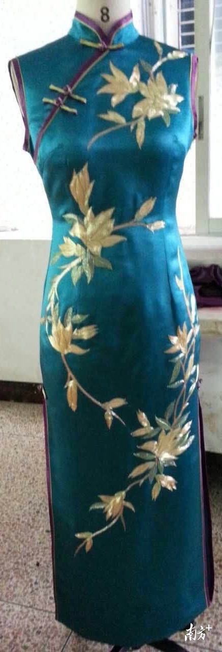 周溢将潮绣融于旗袍,设计出潮绣服饰《玉蘭花旗袍》。