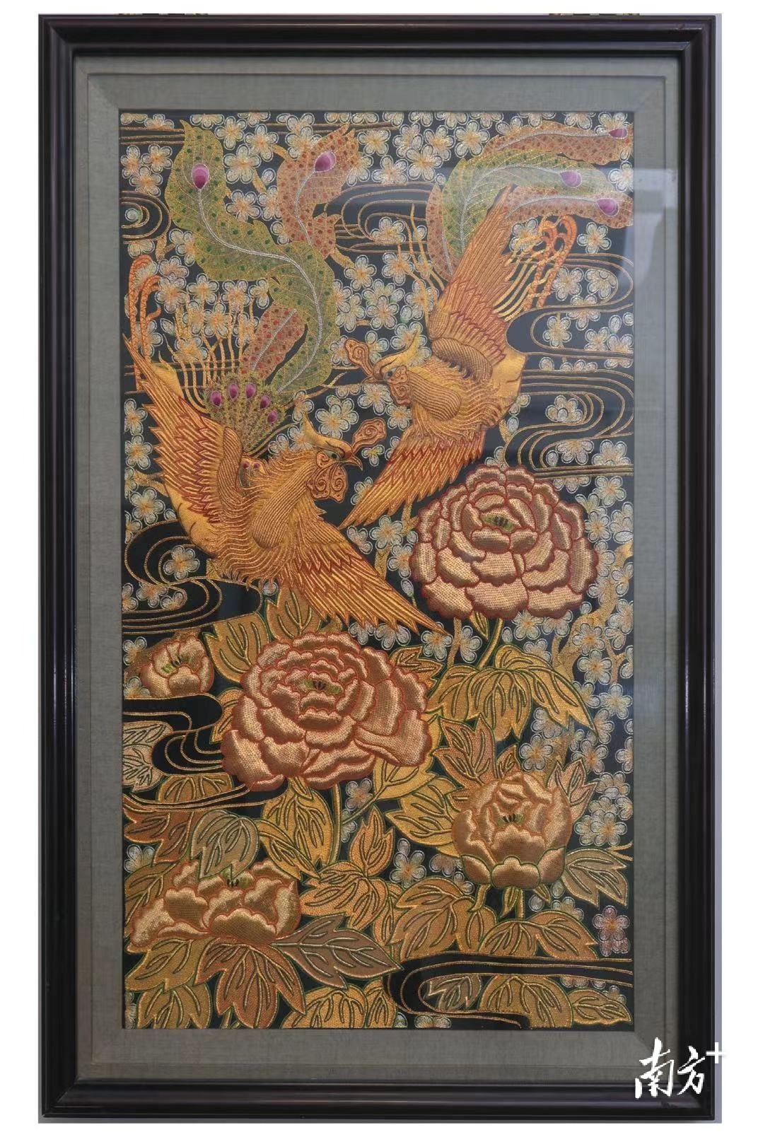 周溢潮绣作品《凤穿牡丹》获2019年中国(广东)民间工艺博览会金奖。