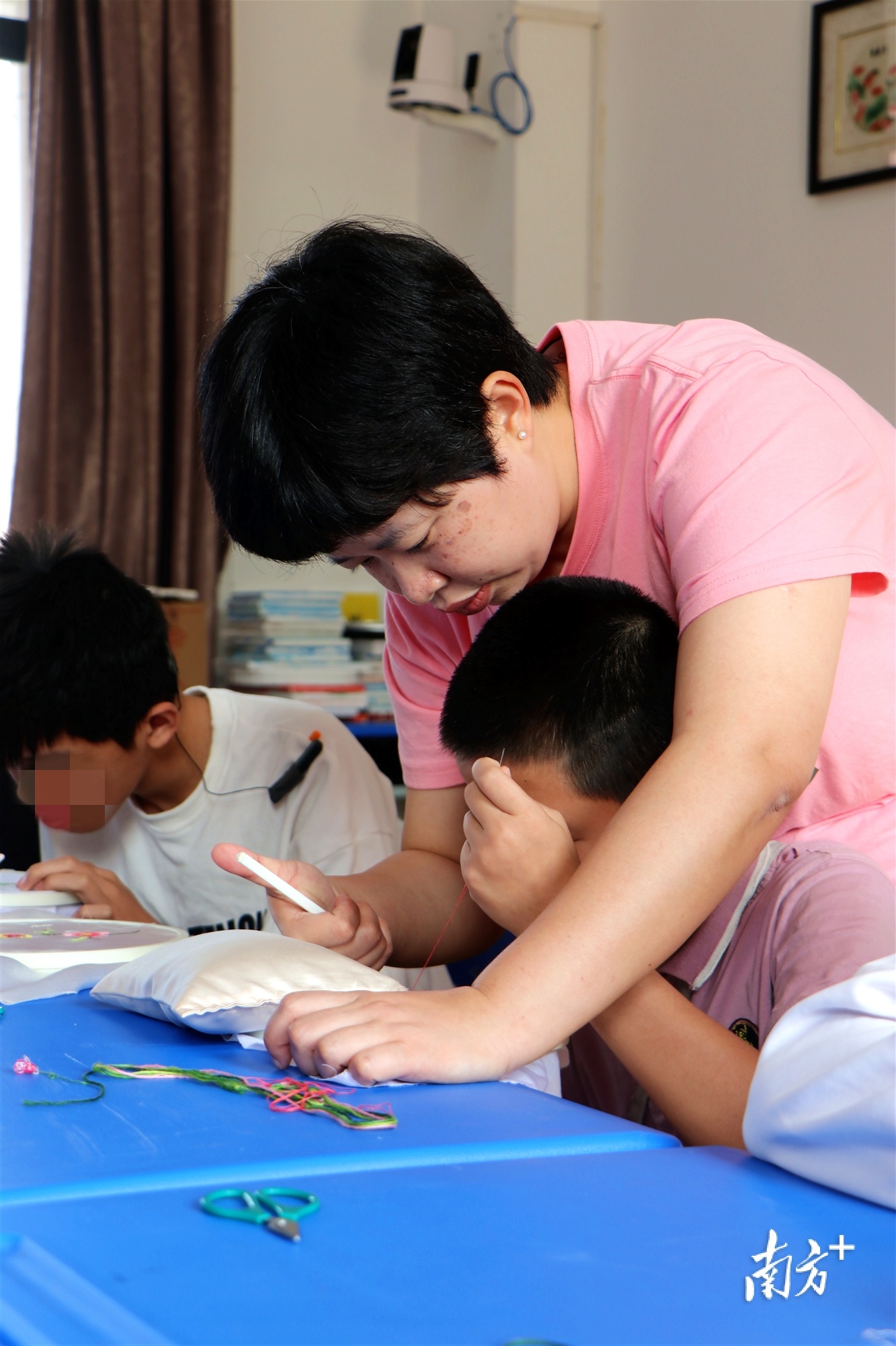 周溢指导学生刺绣,并为他竖起拇指。 周溢指导学生刺绣,并为他竖起拇指。