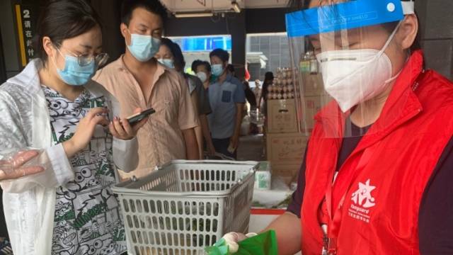 一线直击｜广州荔湾：封控区里粽飘香，临时超市有温情