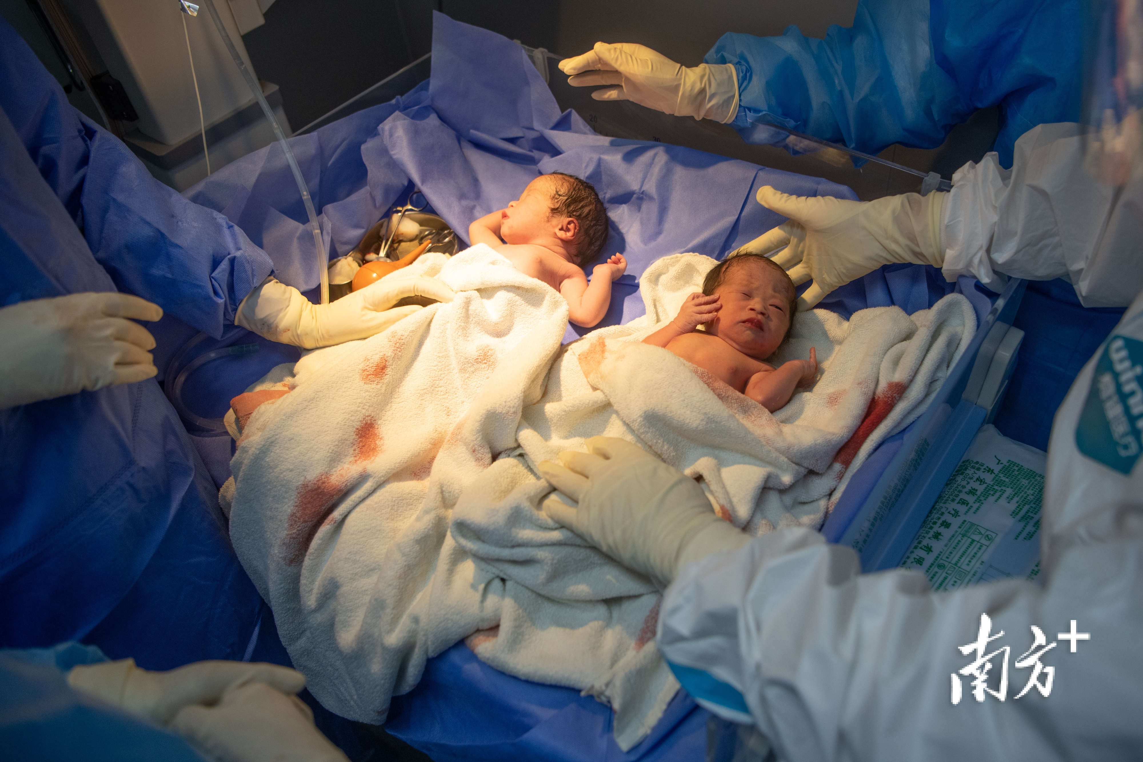 一对双胞胎顺利诞生