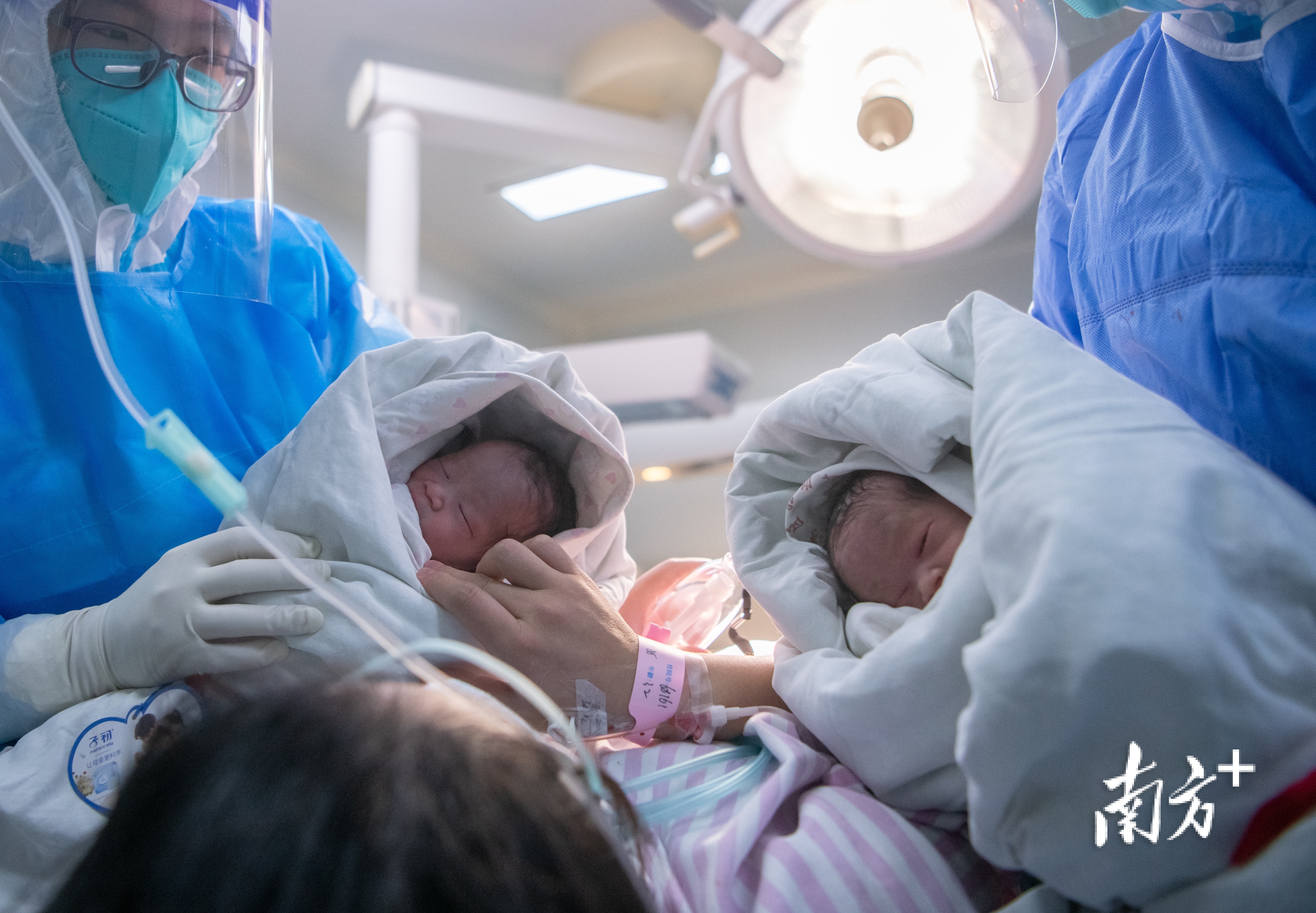 助产士将孩子抱到母亲身边