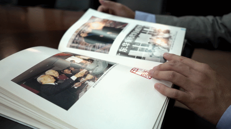 1949年11月底,蚁美厚奉命南下广州工作。他奔波于穗港之间,设法从国外运来大量物资,供应军民使用。 1949年11月底,蚁美厚奉命南下广州工作。他奔波于穗港之间,设法从国外运来大量物资,供应军民使用。