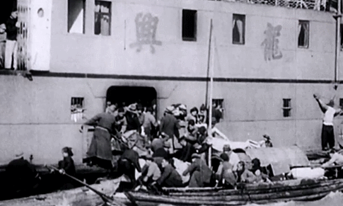 蚁美厚继承叔父遗志,积极将大批物资从泰国运回国内。 蚁美厚继承叔父遗志,积极将大批物资从泰国运回国内。