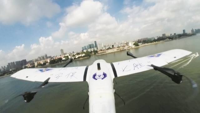 阅政快评|无人机高空喊话，这样易懂接地气的普法多来点