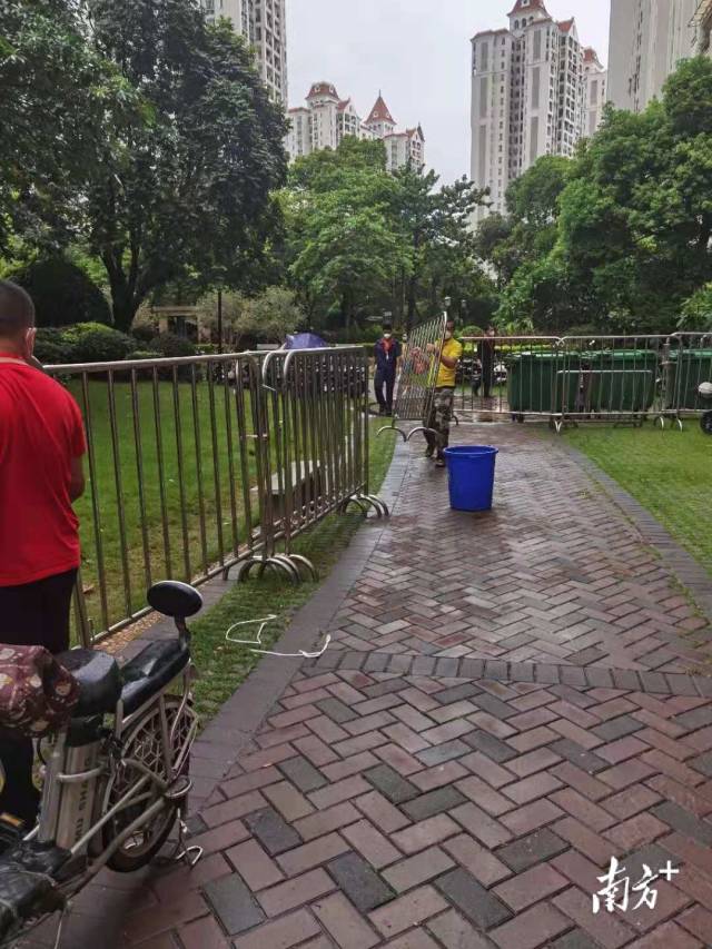工作人员正在移除17栋封闭区的隔离铁马