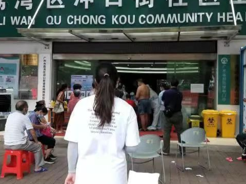 烈日下奔走的“送药人”，为困境长者送去希望