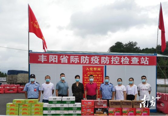 14日，连州市联发造纸有限公司党支部书记何群英一行到检查站捐赠矿泉水50箱、王老吉50箱、桶面50箱、苹果20箱。