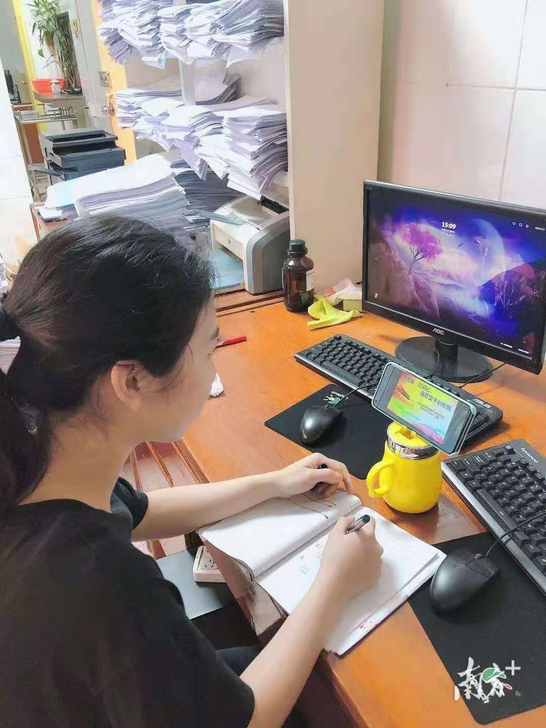 流动党员王思曼通过直播上党课学党史。