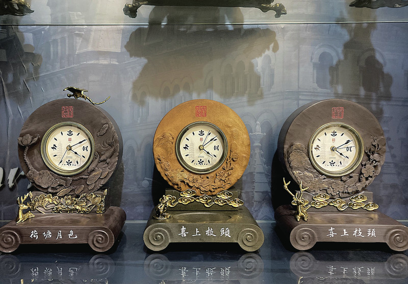 砚钟融合了端砚和自鸣钟两项非遗制作技艺,彰显肇庆文化魅力。 砚钟融合了端砚和自鸣钟两项非遗制作技艺,彰显肇庆文化魅力。