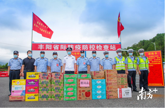 13日，清远市副市长、市公安局长毕洪波到检查站督查防疫防控工作，并送上慰问品。