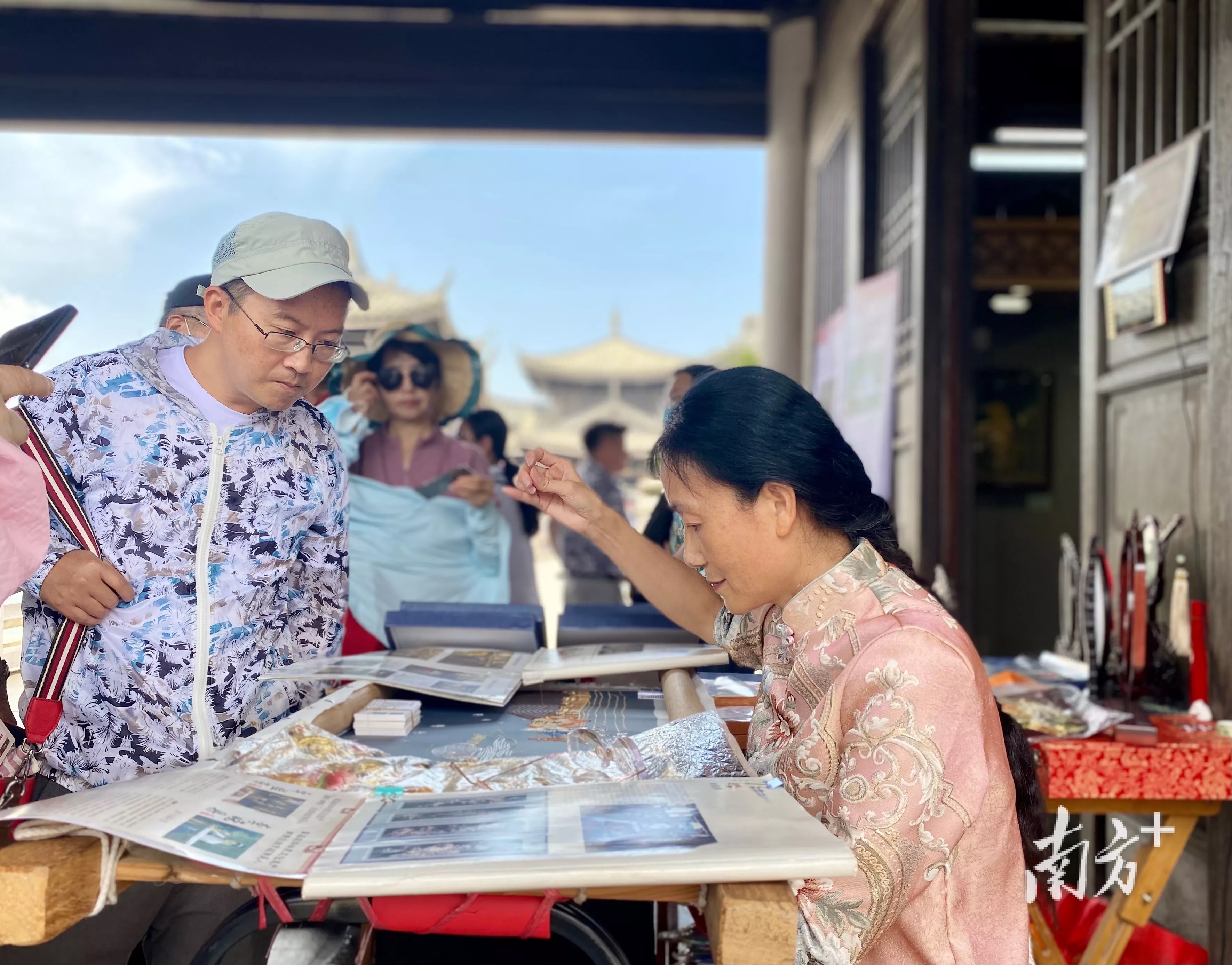 游人在潮绣展示区域前驻足。 游人在潮绣展示区域前驻足。