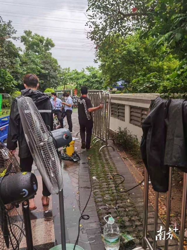 工作人员正在移除17栋封闭区的隔离铁马。