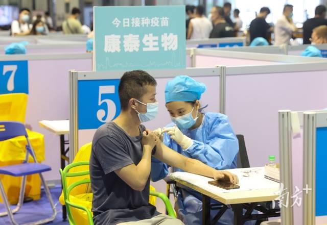 深圳一疫苗接种点，市民在注射深圳康泰生物的新冠疫苗。南方日报记者 鲁力 摄