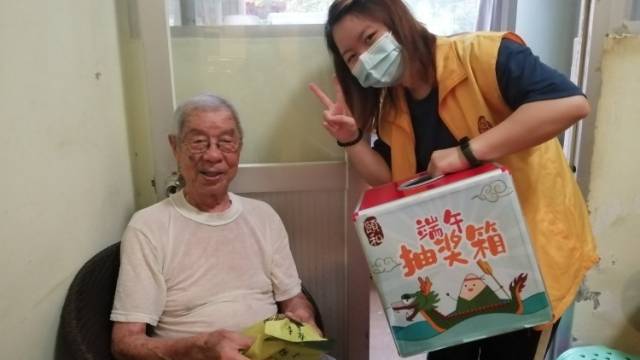 探访中风险区内的养老公寓：别样端午，同样温馨