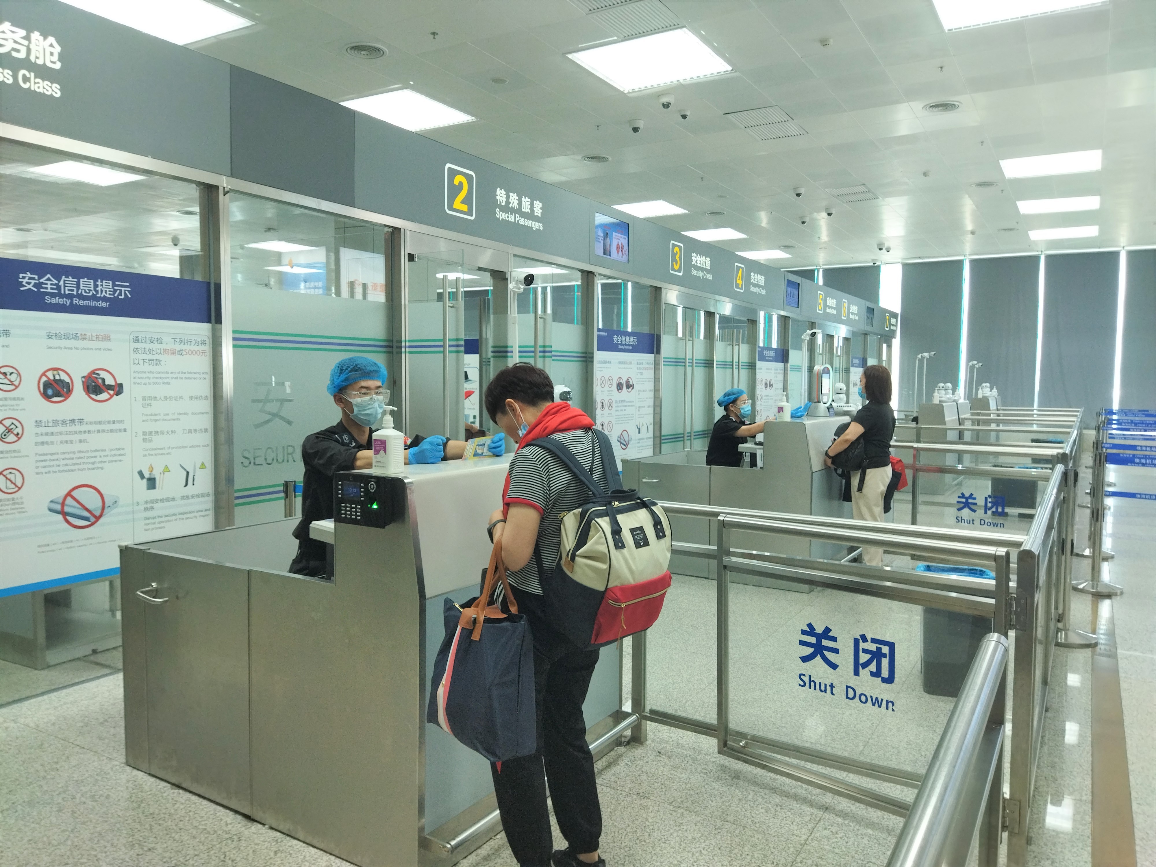 起,通过珠海机场离珠出省的旅客,需正确佩戴好口罩,配合进行体温检测