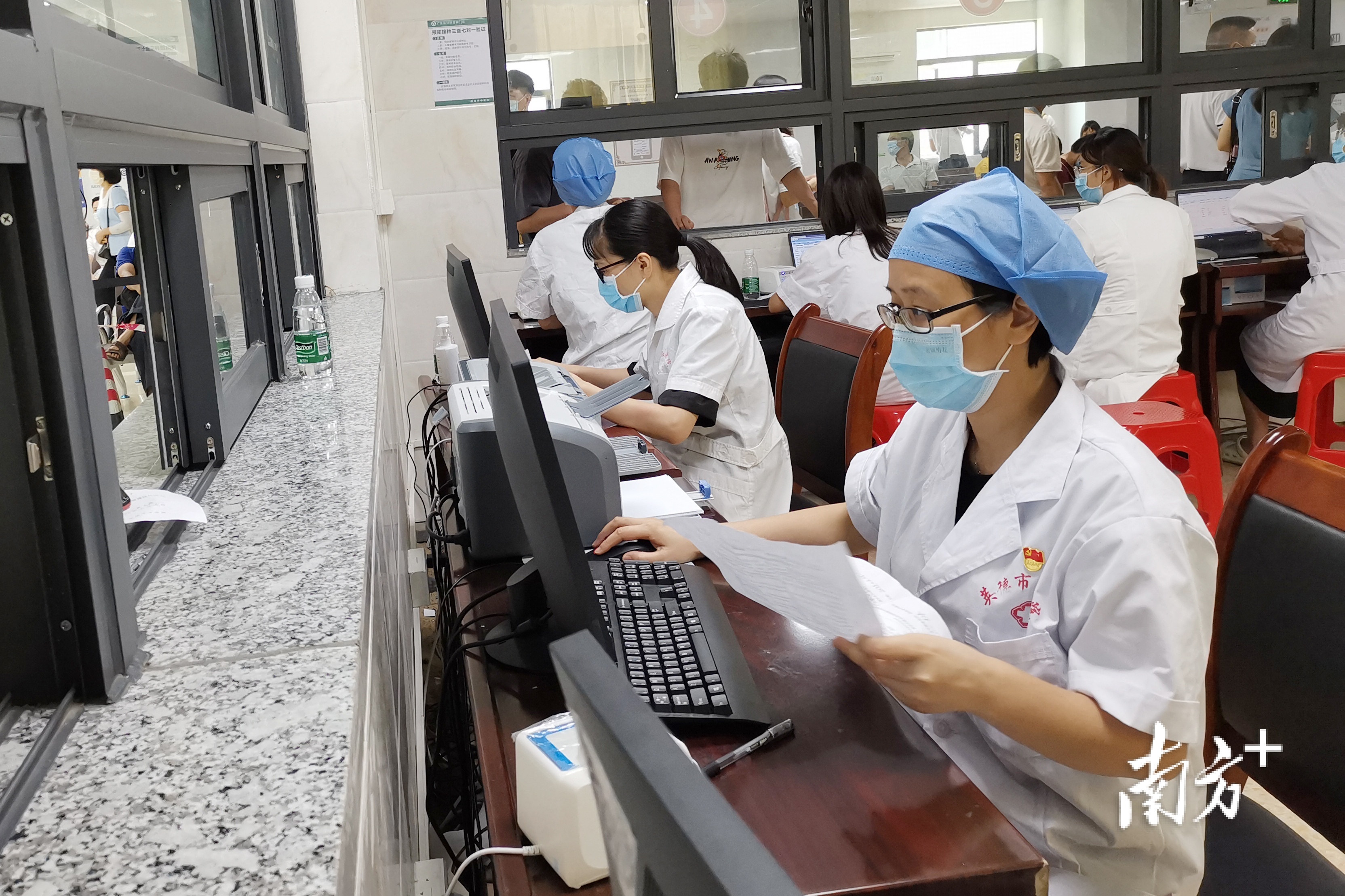 张彩英在新冠疫苗接种登记处认真录入接种者信息。