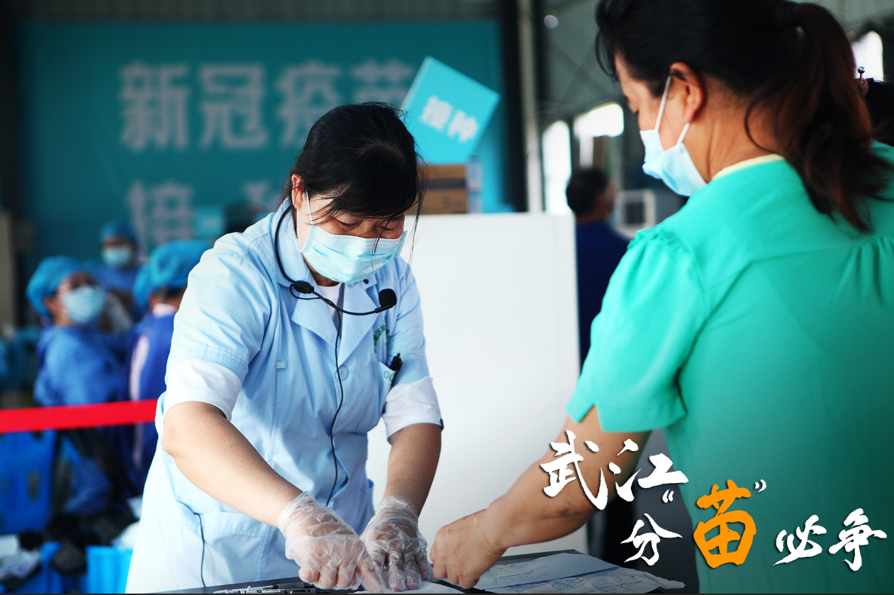 苏夏茹正在为群众讲解疫苗接种流程与疫苗接种前后的注意事项